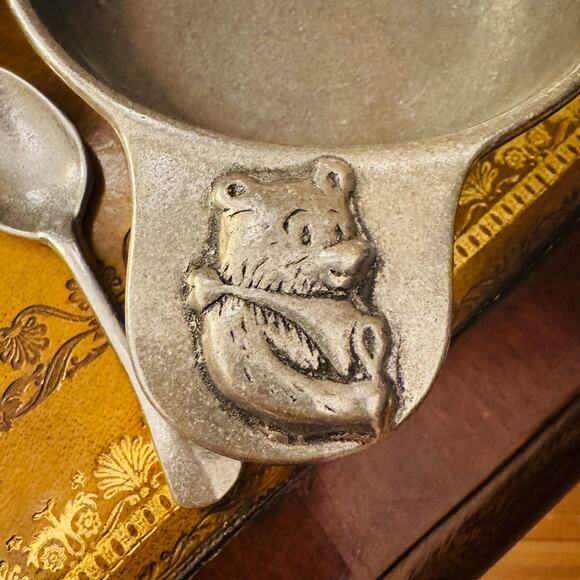 Vintage Pewter CARSON Baby Porridge Bowl Teddy Bear Handle Bowl Cup Spoon ABC - Picture 3 of 12
